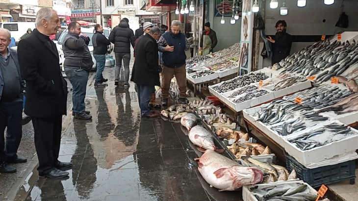 Botan'da balıkçının oltasına takılan balık 16 bin liraya satıldı