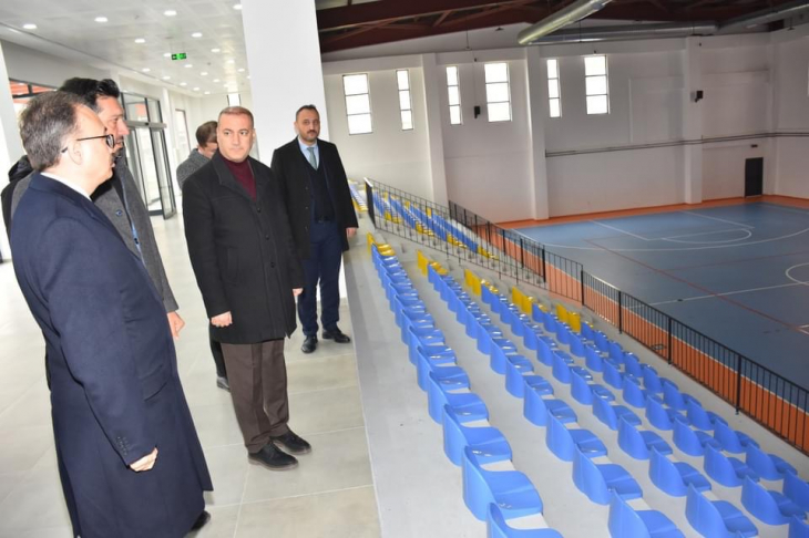 Vali Kızılkaya, Siirt'te Yeni Açılan Çok Amaçlı Spor Salonu'nda İncelemelerde Bulundu