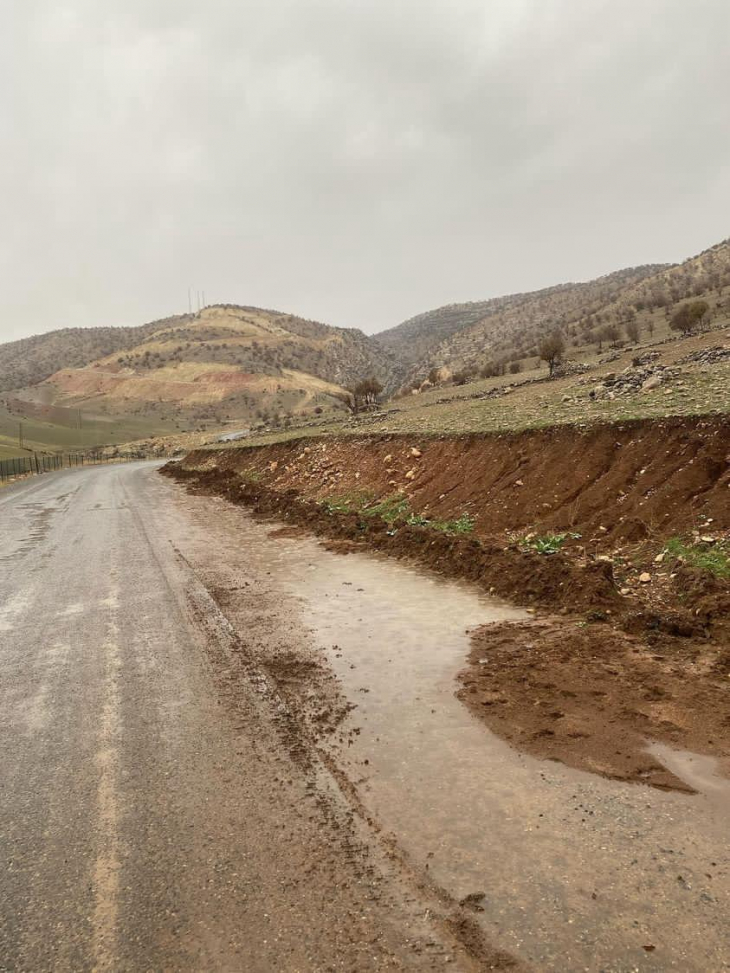 Siirt'te köylerine ulaşım sağlayan yollara çalışma şart!