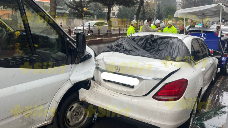 Siirt'te transit park halindeki 4 araca çarptı! Araçlarda büyük maddi hasar oluştu