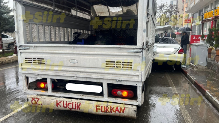 Siirt'te transit park halindeki 4 araca çarptı! Araçlarda büyük maddi hasar oluştu