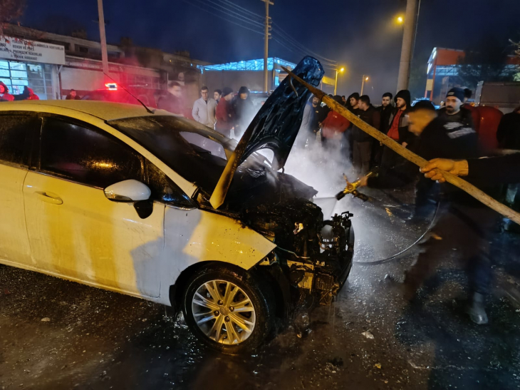 Siirt'te Sanayi'ye götürdüğü aracı bir anda alev aldı! Kullanılamaz hale geldi