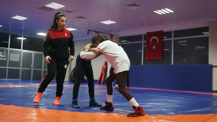 Siirtli milli güreşçi, minik sporcuların isteğini geri çevirmedi! Minik sporculara Unutamayacakları bir sürpriz yaptı