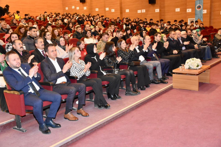 Siirt Belediyesi Tarafından 'Mihenk Taşları' Tiyatro Gösterisi Düzenlendi