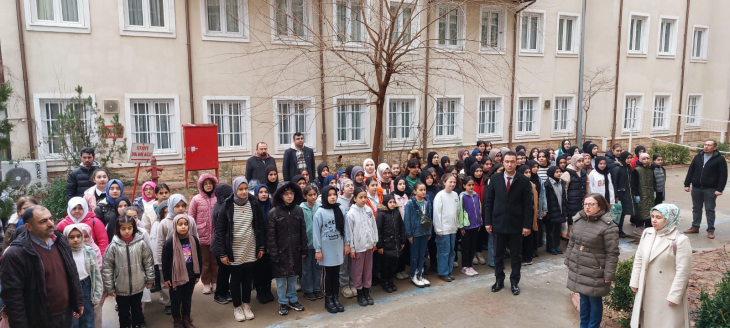 Siirt'te, şehitler için tüm okullarda bir dakikalık saygı duruşunda bulunuldu