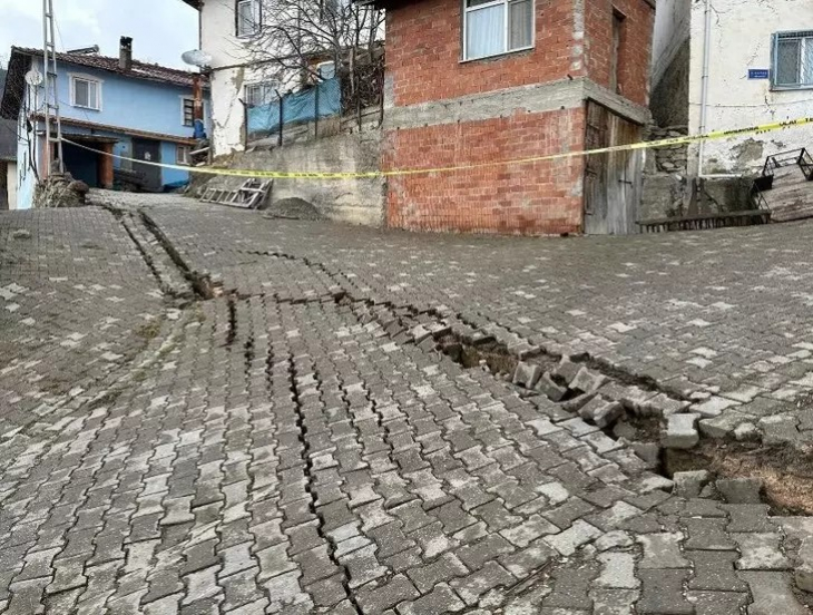 Köyde panik! Yollarda ve duvarlarda çatlaklar oluştu... Evler tahliye edildi 'İçeriye girişi yasaklayacağız'