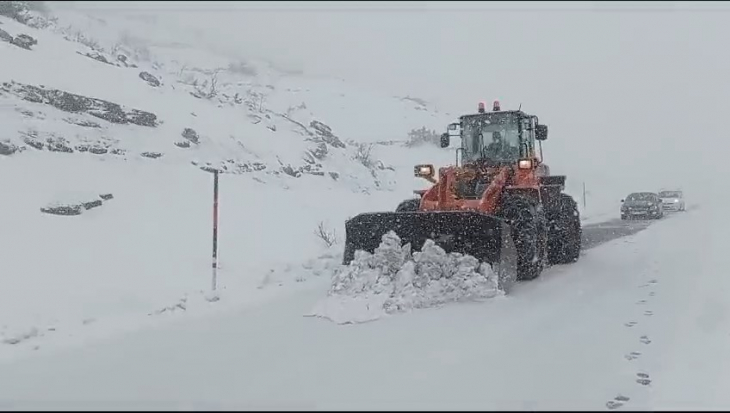 Siirt'te Şırnak Karayolunda 25 araç yolda mahsur kaldı, bir araçta şarampole kaydı