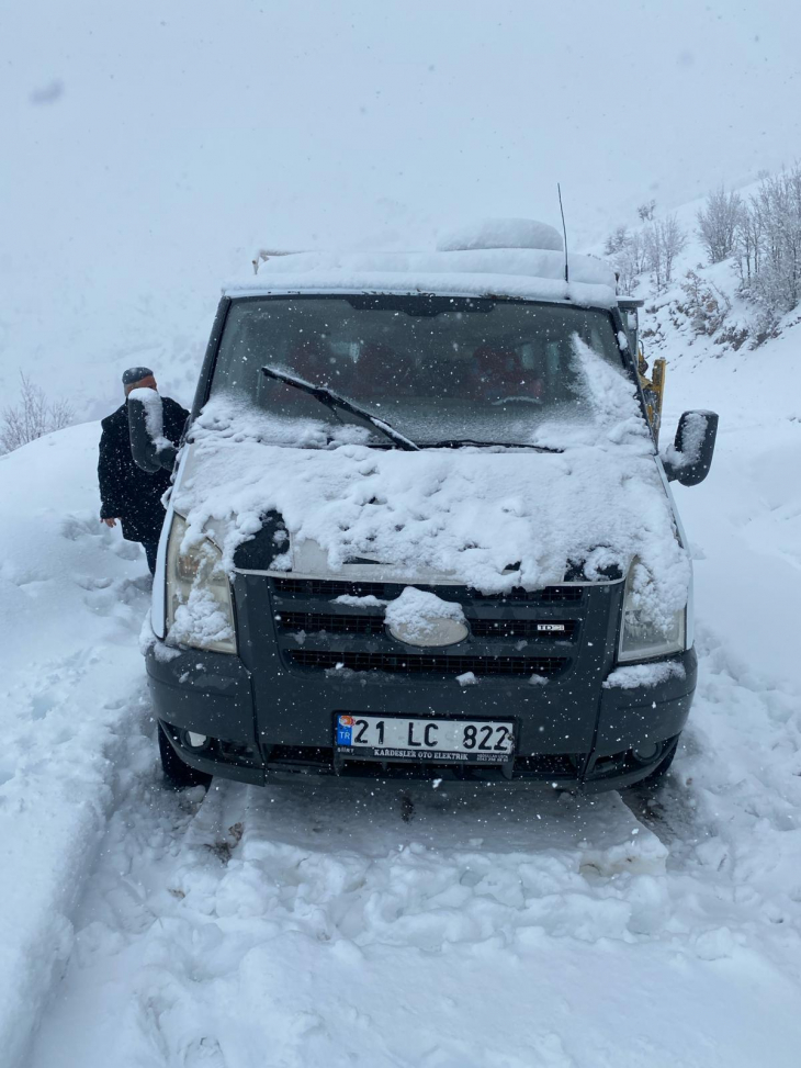 Pervari'de Mahsur Kalan Araçlar, Şirvan'da Okul Servisi Kurtarıldı