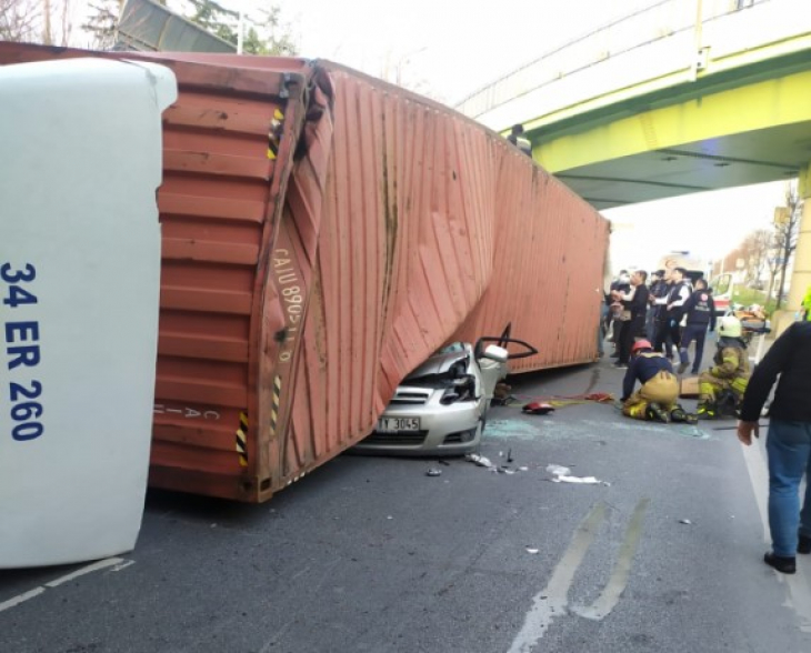 İstanbul Bakırköy'de üst geçide çarpan tır, otomobilin üzerine devrildi: 4 ölü