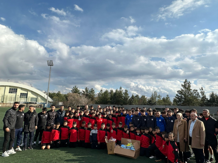 Siirt Belediye Başkan Adayı Ekrem Olğaç'tan Altyapıya Malzeme Desteği! Olğaç: Siirt'imizin Yeteneklerini Her Zaman Destekleyeceğiz