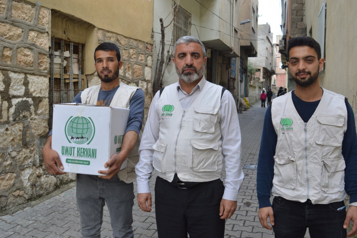 Umut Kervanı Siirt'te yüzlerce aileye Ramazan yardımı ulaştırdı