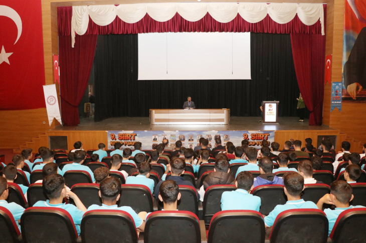 Prof. Dr. Adnan MEMDUHOĞLU, 9. Geleneksel Siirt Kitap Fuarında kitapseverlerle buluştu