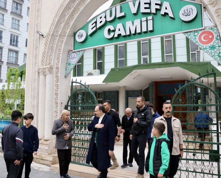 Siirt Valisi Kızılkaya Bayram Namazı Sonrasında Halkla Bayramlaştı