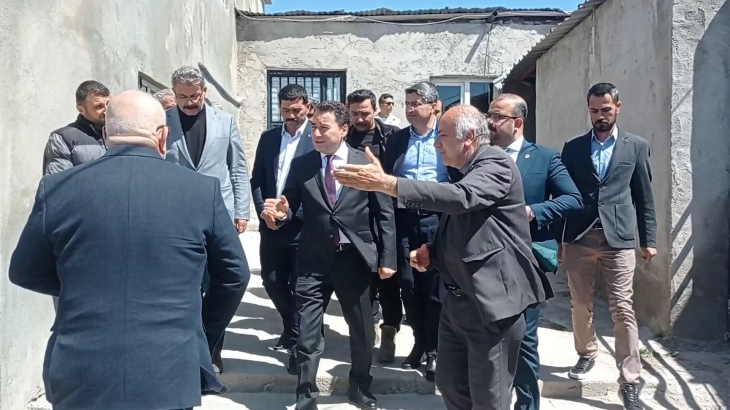 Ali Babacan, seçim sonrası yaşanan kavgada hayatını kaybeden Abdurrahman Bilen'e taziye için Pervari'de