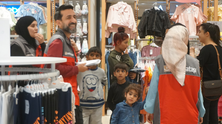 Siirt Sadaka Taşı Derneği Bayram Öncesi Yüzlerce Yetim Çocuğun Yüzünde Tebessüm Oldu