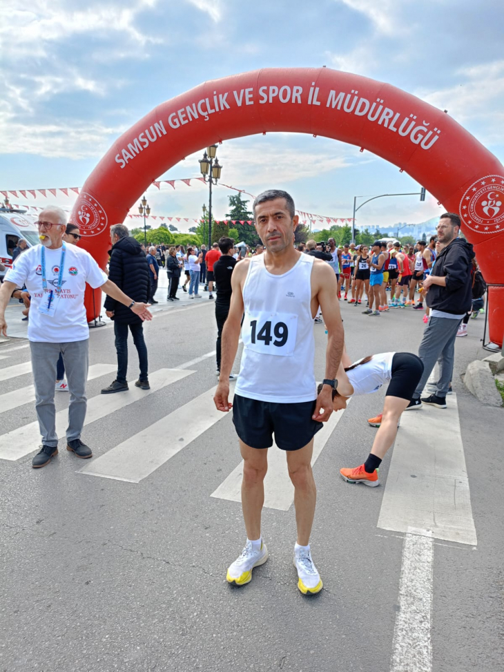 Siirt Belediyesi Sporcusu Muhittin Gürhan'dan Büyük Başarı: 19 Mayıs Uluslararası Yarı Maratonu'nda İkinci Oldu