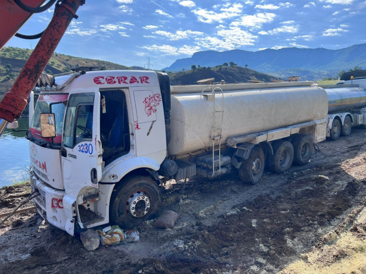 Siirt'te Ilısu Barajına Su Tankeri Devrildi!