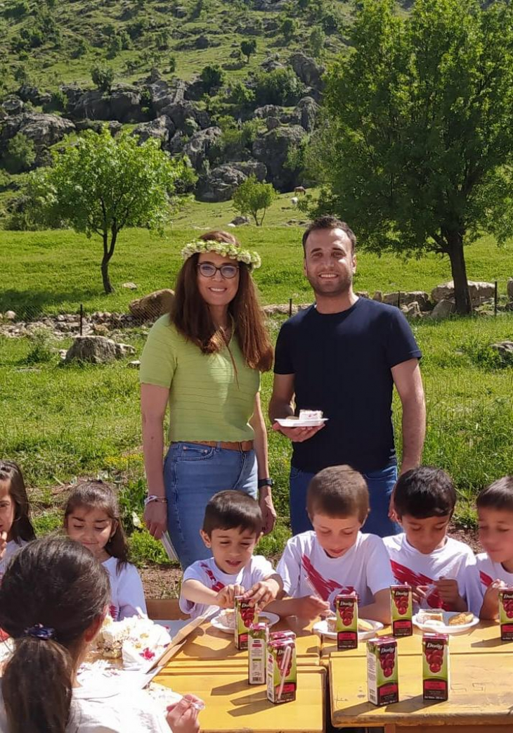 1990'ların kraliçesiydi! Siirt'te köy okullarını ziyaret etti!