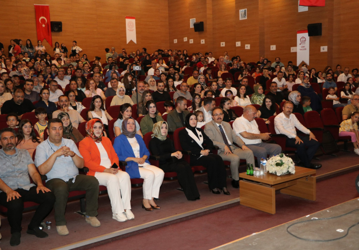 Siirt Valisi Kemal Kızılkaya, Müzikal Masal Gecesi'nde Öğrencilerin Performansını Beğeniyle İzledi