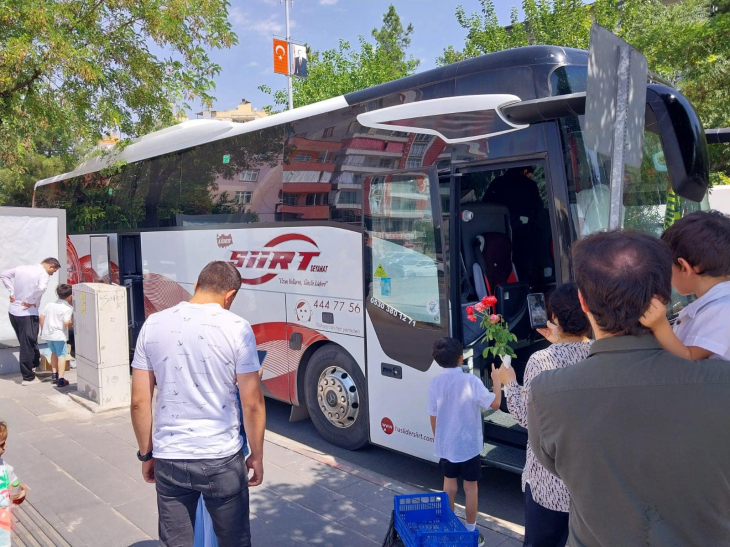 Siirtli Hacılar Yurda Döndü! Çiçeklerle Karşılandılar