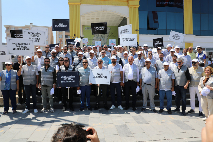 Siirt'in yapamadığını Van yaptı! Yürüyüş düzenleyerek uçak sorunu protesto ettiler