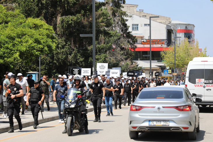 Siirt'in yapamadığını Van yaptı! Yürüyüş düzenleyerek uçak sorunu protesto ettiler