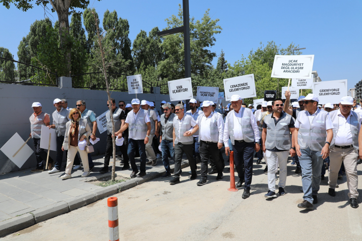 Siirt'in yapamadığını Van yaptı! Yürüyüş düzenleyerek uçak sorunu protesto ettiler