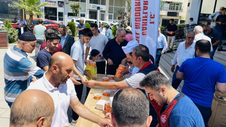 Siirt'te Bitlis Vakıflar Bölge Müdürlüğü Cuma Namazı Ardından 1500 Kişiye Aşure Dağıttı