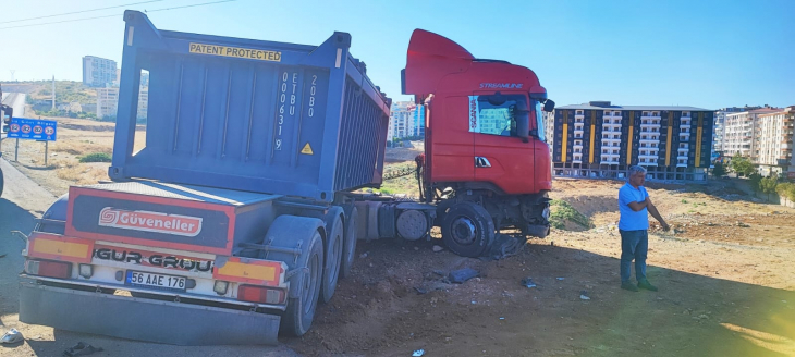 Siirt'te TIR ile Otomobil Çarpıştı: 3 Yaralı